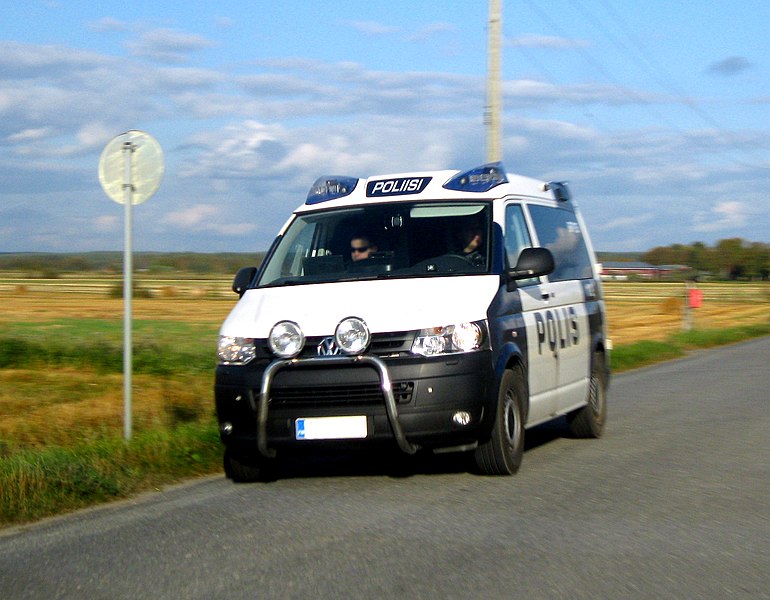 File:Poliisiauto liikenteessä.JPG