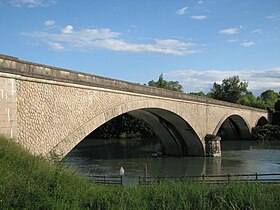 Il ponte Évieu, fotografato da Évieu (frazione di Saint-Benoît).
