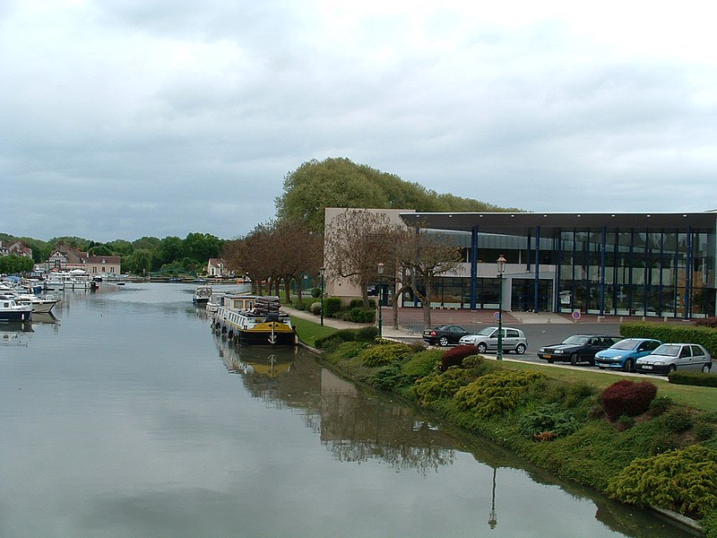 File:Port de plaisance et Centre socio culturel de briare 4.JPG