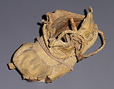 Мокасин стиля «сморщенный носок» из пещеры Промонтори I, Юта, 1225—1275 гг. Шкура бизона шерстью внутрь и шерстяная набивка