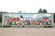 Un murale a Pyongyang di un giovane Kim Il-sung che tiene un discorso