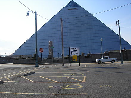 Quelques matchs ont lieu dans le Pyramid Arena.