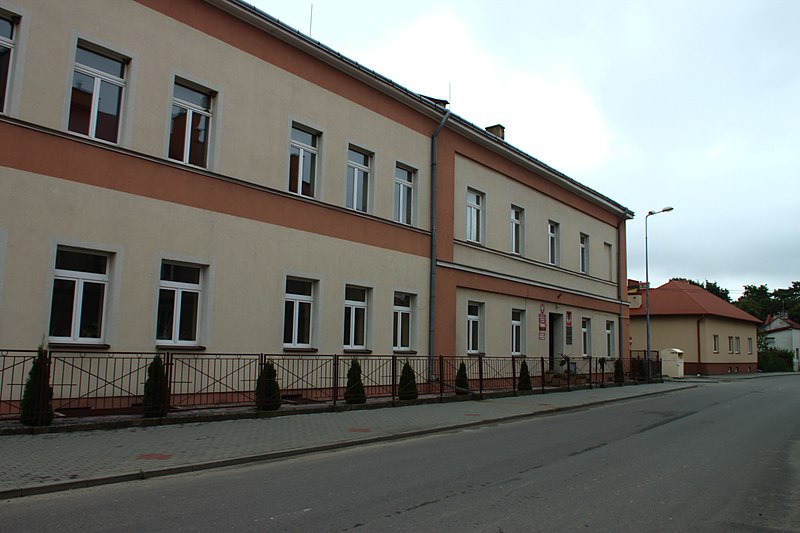 File:Radymno, škola.jpg