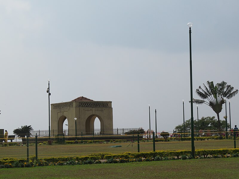 File:Raja's Seat (Madikeri) (1).jpg