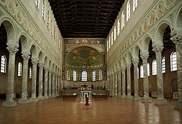 Nef et abside de la basilique Sant'Apollinare de Classe (VIe siècle).