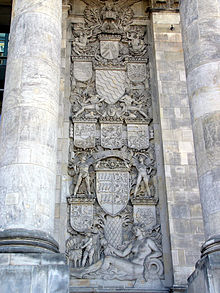 Wappen des Reichslandes Elsaß-Lothringen am Reichstagsportal als oberster Wappenschild unterhalb der Reichskrone