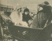 Maria Joana Queiroga de Almeida sitting with Elisabeth, Queen of the Belgians in 1920 S.M. a Rainha dos Belgas com Maria Joana Queiroga de Almeida - Ilustracao Portuguesa (8Nov1920).png