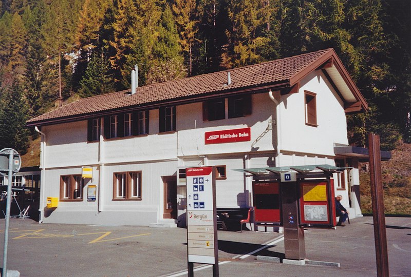 File:SBB Historic - F 122 00089 006 - Berguen Bravuogn RhB Stationsgebaeude Strassenseite.jpg