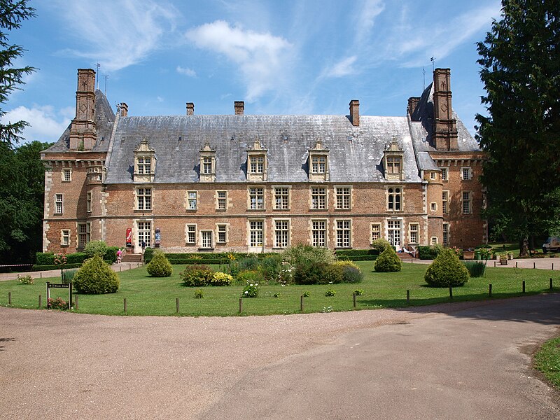 File:Saint-Amand-en-Puisaye-FR-58-château-A01.jpg