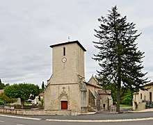 Saint-Macoux 86 Église&place 2013.jpg