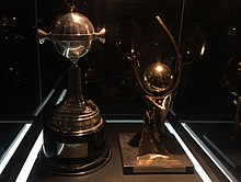 Trofeos de la Copa Libertadores (1981) y de la Copa Mercosur (1999).