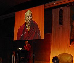 Digna Profesoro Samdhong Rimpoche okaze de donacpeta prelego en Sidnejo, Aŭstralio, februaro 2006