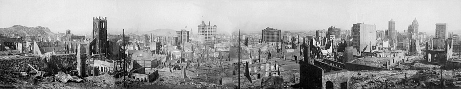 Photographie en noir et blanc d'une ville avec de nombreux bâtiments en ruine.