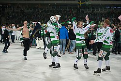 Janne Rintala kuvassa keskellä juhlimassa kevään 2015 mestaruutta.