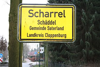 Двојазичен знак на германски и затерландски фризиски на влезот на Шарел