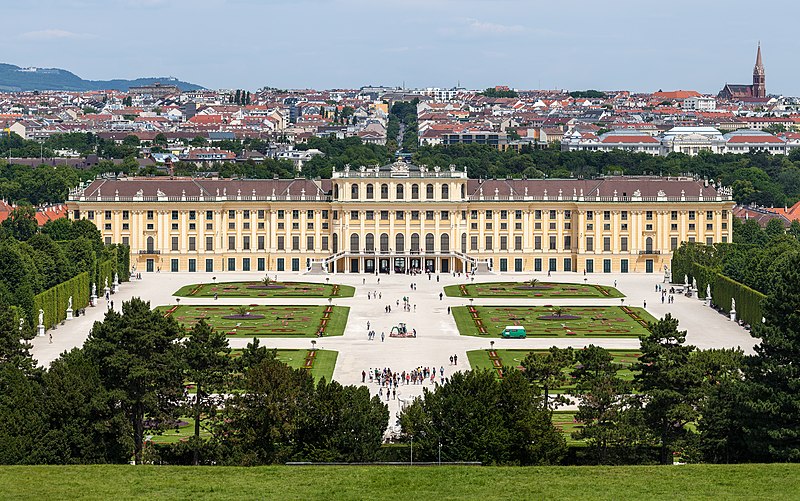 File:Schloss Schönbrunn Wien 2014 (Zuschnitt 2).jpg