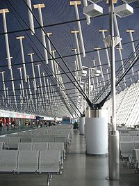 Interior de la terminal 1 del aeropuerto internacional de Shanghái-Pudong, septiembre de 2004.