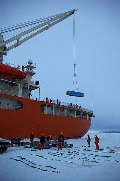 File:Shirase in antarctica 03.jpg