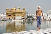 Miejsce 1 Sikh podczas pielgrzymki przed Złotą Świątynią Sikhów w Amritsarze (Indie) Autor: Paulrudd Licencja: CC-BY-SA 3.0