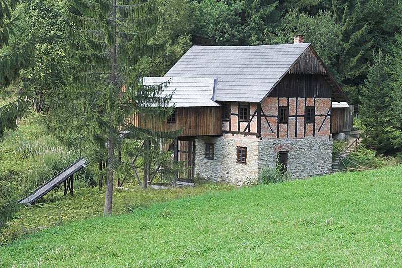 File:Skanzen Vychylovka - dom 1 - panoramio.jpg