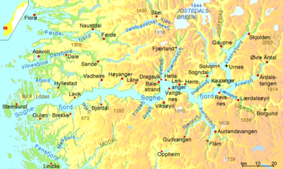 Карта регіону фіорду, світлоблакитним — льодовик; чорні хрести — ставкірки
