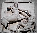 Bitka Atinjana s kentaurima, 1,35 m visok, mramor, metopa s Partenona, Britanski muzej, London.