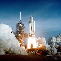 )Start raketoplánu Columbia STS-1, prvej misie space shuttle