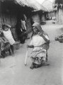 Spinnande kvinna på bygata. Hon spinner bomullstråd. San Blas. Panama - SMVK - 004454.tif