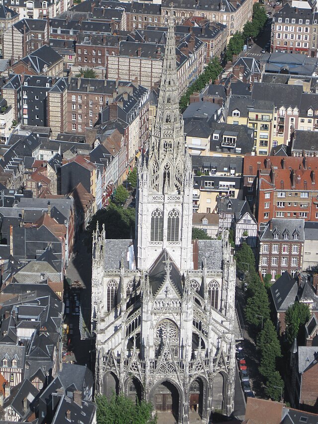 כנסיית סן מקלו היא כנסייה קתולית בסגנון האדריכלות הגותית ברואן שבצרפת. כנסיית סן מקלו היא דוגמה מצוינת לסגנון גותי לוהב (Flamboyant), בעיצובה, בעושר הקישוטים ובתחרת החלונות הזורמת דמוית הלהבות שלה. הצריח המחודד של הכנסייה, המתנשא לגובה של 88 מטר, נוסף במסגרת שיפוצי התחייה הגותית במאה ה-19, והוא אחד המראות הבולטים בעיר.