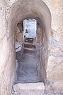 Trap naar beneden naar het doopvont uit de 5e eeuw.jpg