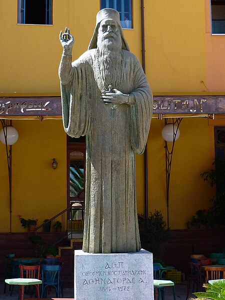 File:Statue of Athenagoras in Chania.jpg