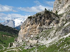 Ancien hôpital italien de la Première Guerre mondiale à l'ouest du col de Falzàrego. En arrière plan à gauche, le glacier de la Marmolada.