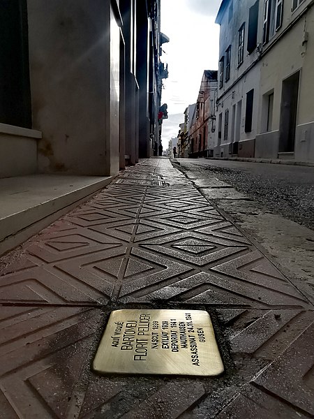 File:Stolperstein Szenenbild Maó.jpg