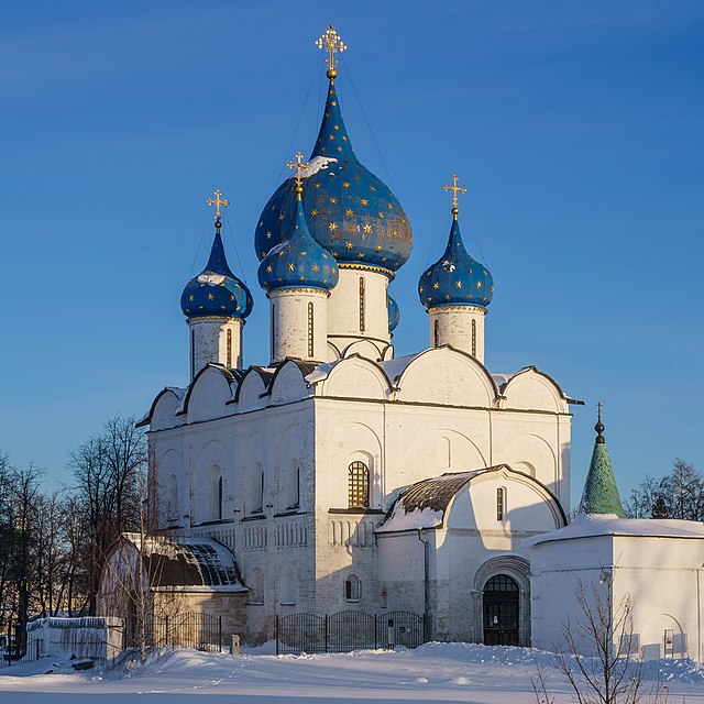 Богородице-Рождественский собор в Суздальском кремле в ясную январскую погоду