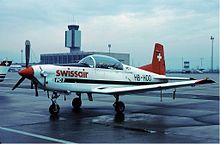 Le PC-7 (HB-HOO) de l'ESAT aux couleurs de Swissair à l'aéroport de Bâle-Mulhouse en 1983.