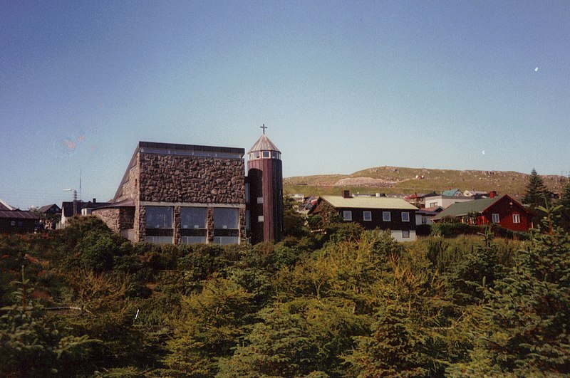 File:Tó.StadtparkKirche.jpg