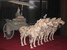 Una carrozza dell'esercito di terracotta con un ombrello saldamente fissato, dalla tomba di Qin Shihuang, c. 210 a.C.