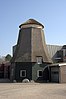 De Hoop, incomplete molen, als stellingmolen uitgevoerde achtkante bovenkruier gebouwd als korenmolen. Voor de bouw van de molen werd gebruikt een elders afgebroken molen, vermoedelijk een zaagmolen. De molen is in 1940 onttakeld