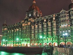 Taj Mahal Palace Hotel en la noche.jpg