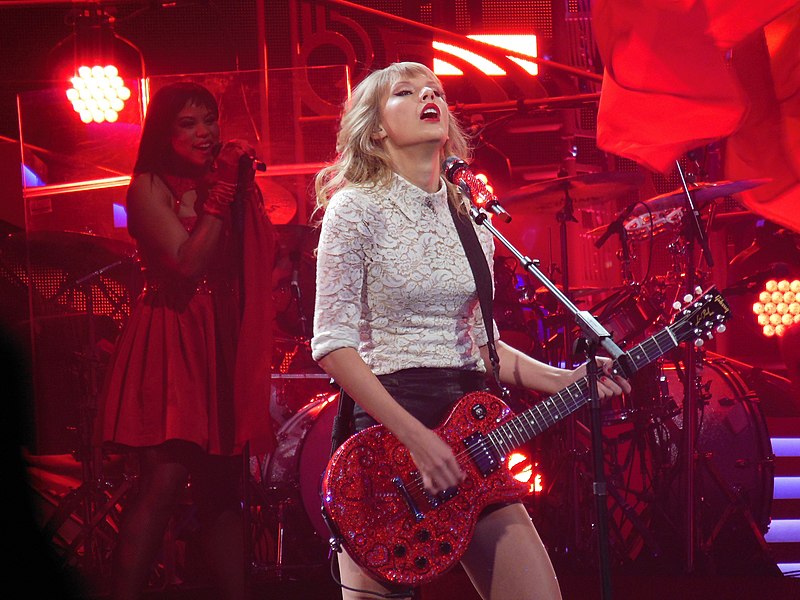 File:Taylor Swift - Red Tour 08.jpg