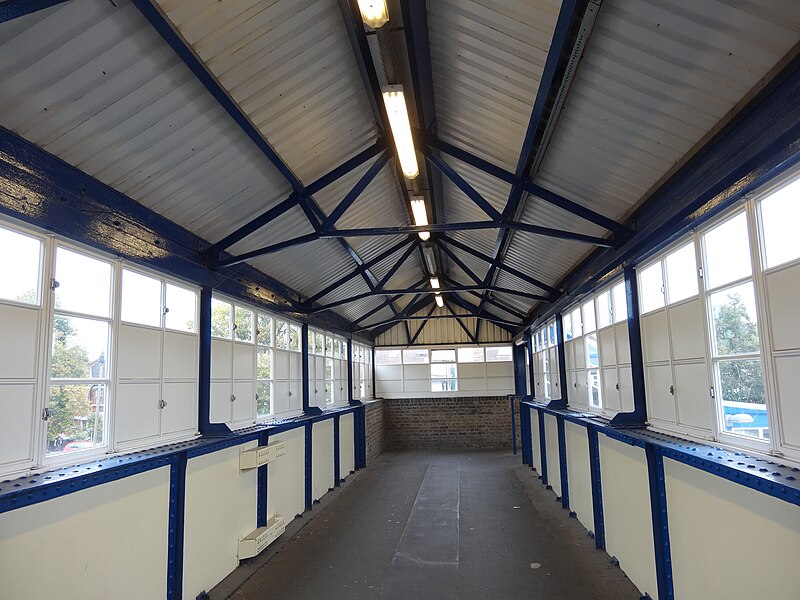 File:Teddington railway station - the footbridge.JPG