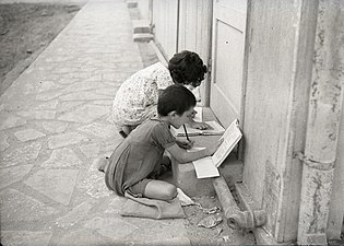 ילדות מכינות שיעורי בית ברחוב, 1954