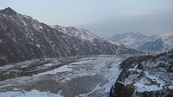Yalu in de winter bij Ji'an. Links op de foto ligt Noord-Korea