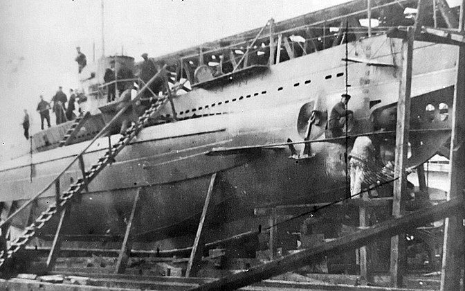 The back of U-29 submarine during assembly (24 April 1916)