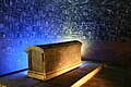 Chambre funéraire avec le sarcophage sculpté placé sur une plate-forme.