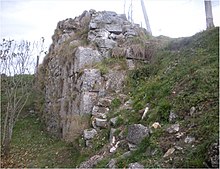 Ruines d’un mur de pierres.
