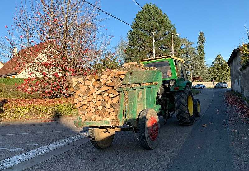 File:Tracteur et remorque de bois de chauffage, rue des Andrés (novembre 2020).jpg