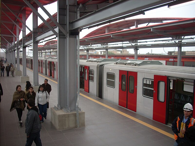 File:Tren en Estacion Villa el Salvador.jpg