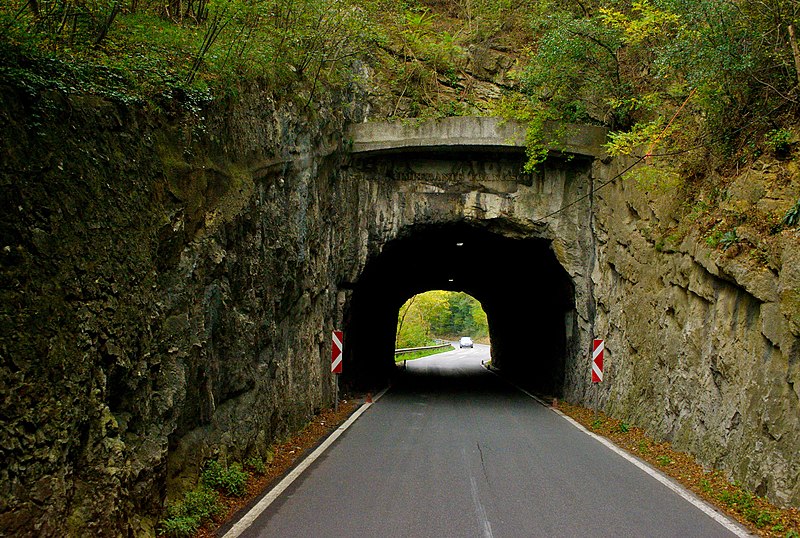 File:Tunnel Urtelstein Ostportal.JPG