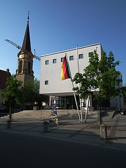 Turm der evangelischen Kirche Nußloch daneben Rathaus